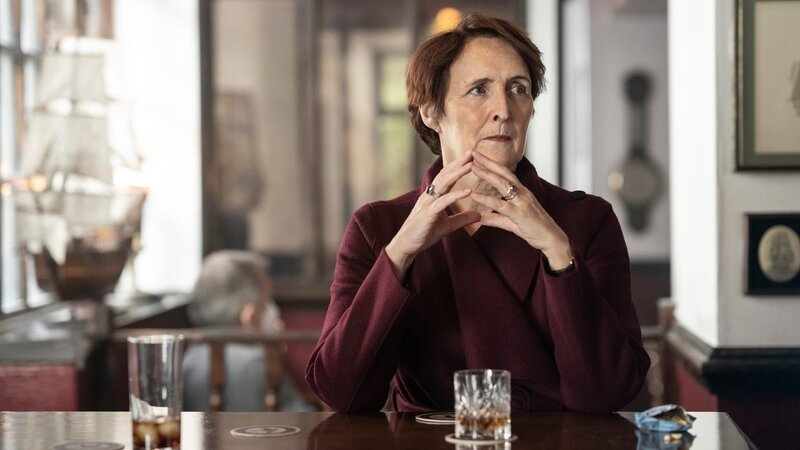 Carolyn (Fiona Shaw) kehrt als Verräterin nach London zurück. Doch sie spielt ein doppeltes Spiel. – Bild: ZDF und David Emery