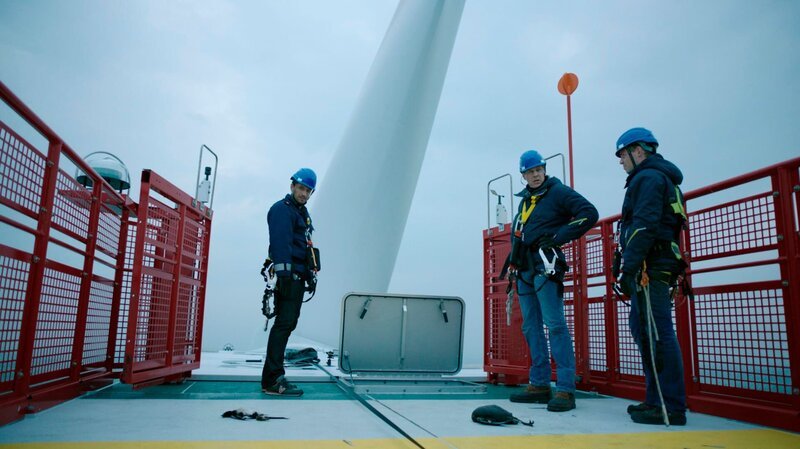 Auf einer Offshore-Anlage in der Nordsee sucht Hauptkommissar Stedefreund nach Hinweisen zum Verschwinden des Umweltaktivisten. (v.l.: Hauptkommissar Stedefreund (Oliver Mommsen), Lars Overbeck (Thomas Heinze), Techniker der Firma Overwind) – Bild: Radio Bremen