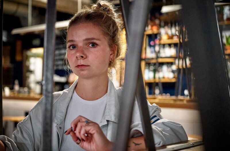 Jana kellnert nach dem Studium. – Bild: WDR/​Markus Luigs