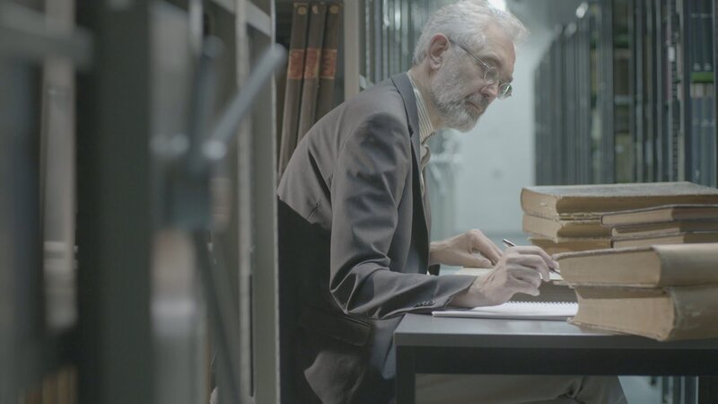 Medienhistoriker Prof. Konrad Dussel forscht in historischen Zeitungen nach den Alltagsthemen der Jahrhundertwende. – Bild: ZDF und Jürgen Rehberg