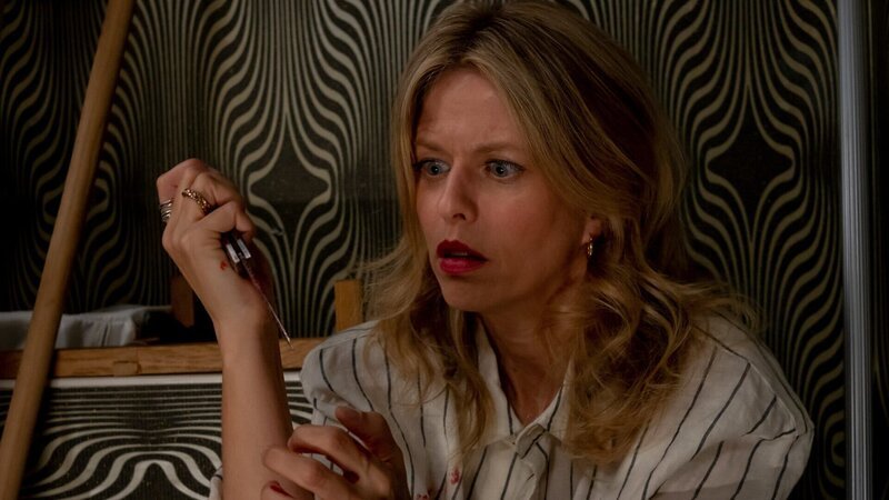 Trisha Leupold (Miriam Lahnstein) wird von den Moko-Ermittlern in einem verstörten Zustand im Atelier des ermordeten Malers Lupo Marx vorgefunden. – Bild: ZDF und Gordon Muehle
