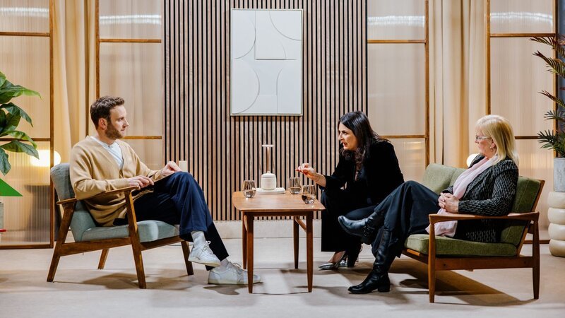 Susanne Schröter (r.) und Düzen Tekkal (M.) zu Gast bei Leon Windscheid (l.) auf der Couch. – Bild: ZDF und Johanna Wittig