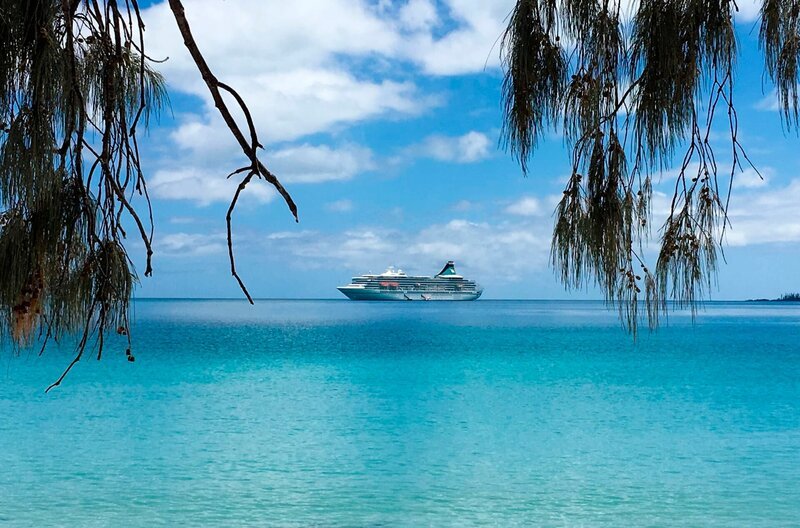 Das Kreuzfahrtschiff „Grand Lady“ im blauen Wasser vor der Ile de Pins, Neukaledonien. Dort macht das Schiff während der Dreharbeiten zur 8. Staffel der ARD-Doku-Serie „Verrückt nach Meer“ auf dem Weg von Sydney über die Südsee nach Acapulco Halt. – Bild: BR/​Farah M’haimdat/​Bewegte Zeiten GmbH
