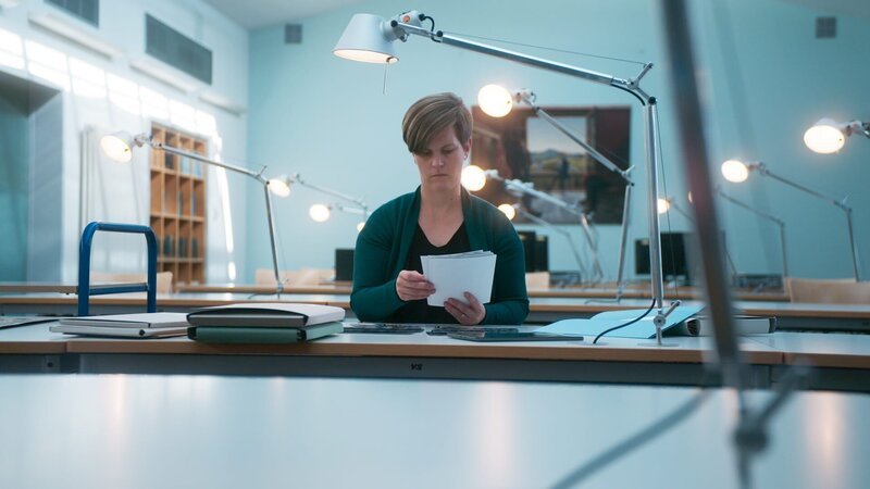Die Historikerin Dr. Leonie Treber im Dresdner Stadtarchiv: Trümmerräumung war zwangsverordnet, körperlich schwere Arbeit und lebensgefährlich. – Bild: ZDF und Arsenij Gusev