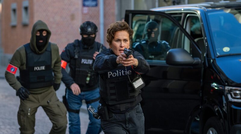 Louma Shapiro (Marie-Lou Sellem) versucht einen Verdächtigen zu stellen. – Bild: ARD Degeto Film/Nicolas Velter Louma Shapiro (Marie-Lou Sellem) versucht einen Verdächtigen zu stellen. – Bild: ARD Degeto Film/Nicolas Velter