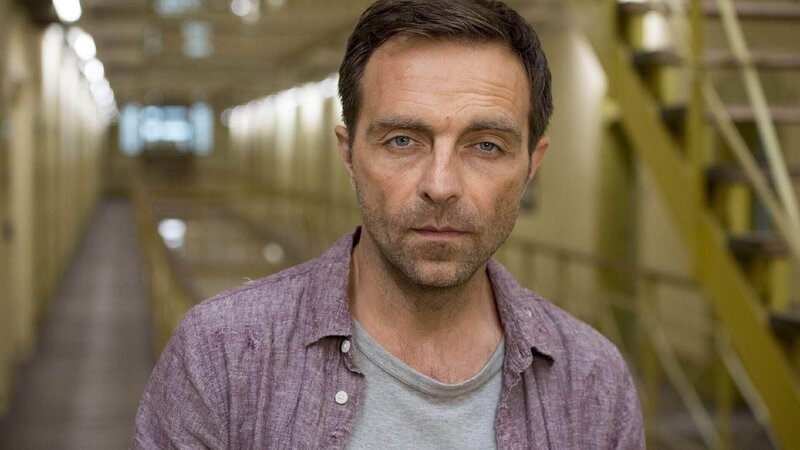 Aleksandar Jovanovic spielt den Häftling Victor Rodenko. – Bild: TVNOW /​ Martin Rottenkolber