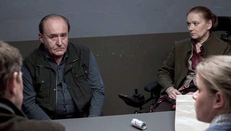 MDR Fernsehen MORDEN IM NORDEN FOLGE 24, „Jackpot“, am Montag (29.06.15) um 22:50 Uhr. Finn Kiesewetter (Sven Martinek, l.) und Sandra Schwartenbeck (Marie-Luise Schramm, r.) verhören Karl Denzer (Michael Prelle, 2.v.l.), den Bruder des Toten und dessen Frau Gabi Denzer (Doris Maria Kaiser, 2.v.r.). – Bild: MDR/​Georges Pauly