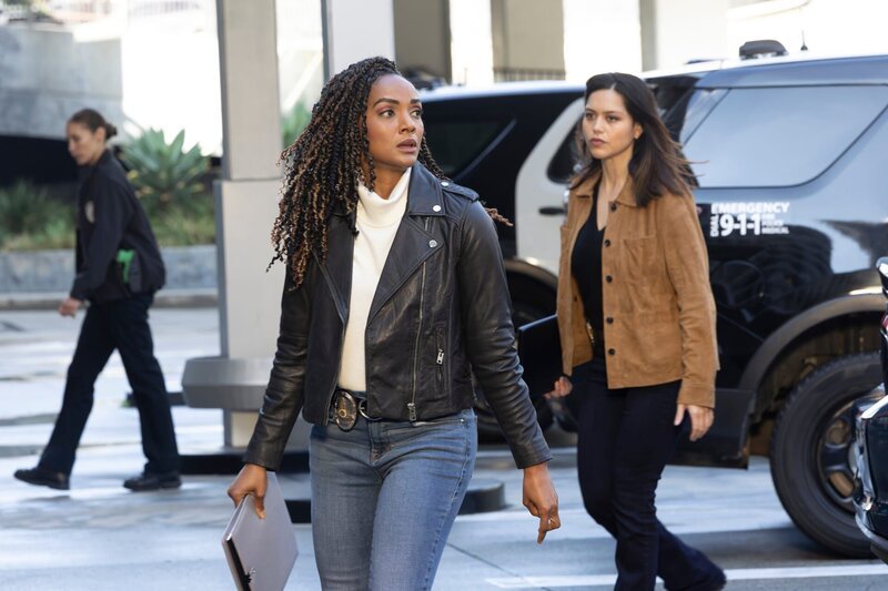 Detective Harper (Mekia Cox, M.) und Lopez (Alyssa Diaz, r.) haben im Mordfall der Familie Hughes eine vielversprechende Spur entdeckt und machen sich auf den Weg zur Dienststelle, um den Verdächtigen umgehend zu verhören. (Komparsin im Bild) – Bild: ZDF und Raymond Liu