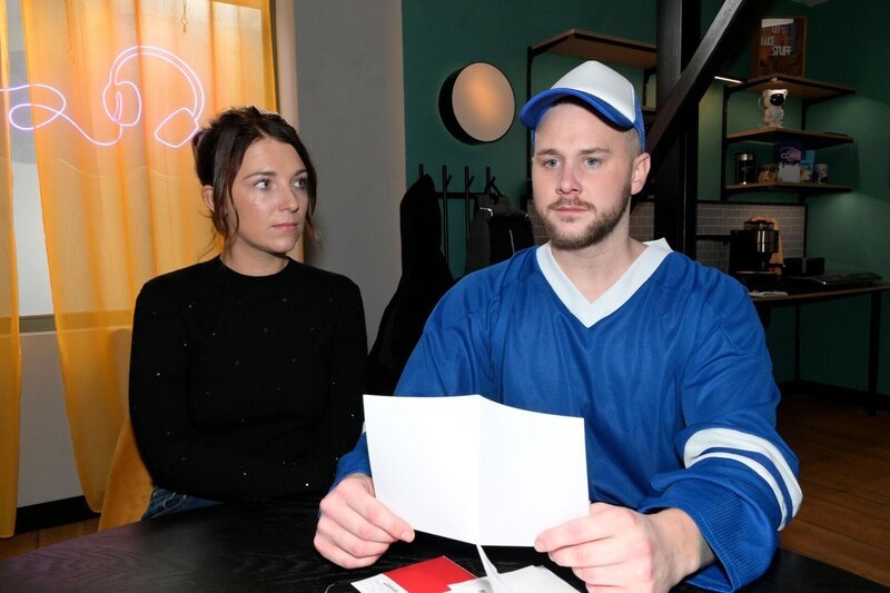 Jonas (Felix van Deventer) und Lilly (Iris Mareike Steen) sind überrascht, als ihr Vater ein emotionales Zeichen sendet. – Bild: RTL /​ Rolf Baumgartner