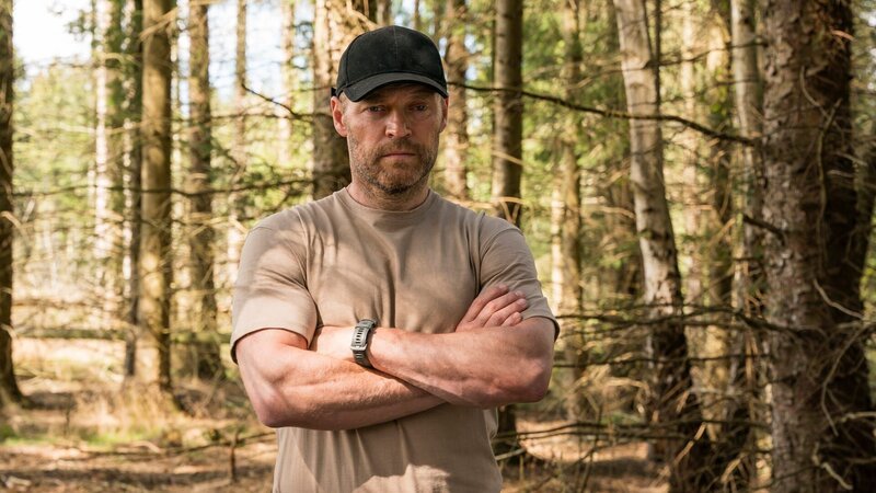 Niels Oxen (Jacob Lohmann) kehrt in sein Zeltlager im Wald zurück. – Bild: ZDF und Mike Kollöffel