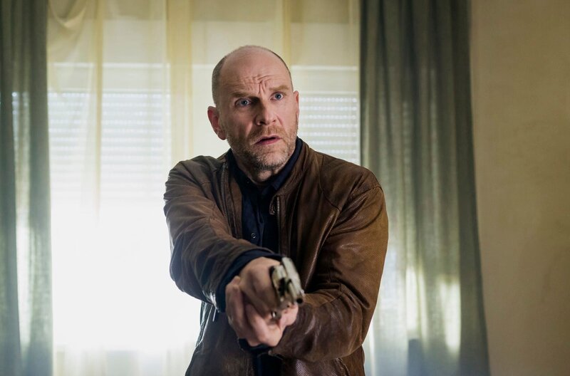 Burkhard „Butsch“ Schulz (Götz Schubert) wird in der Wohnung von Pilnjak und Aulich überrascht. – Bild: ARD/​MDR/​MOLINA FILM/​Steffen Junghans