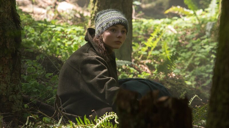 Tom (Thomasin McKenzie) muss sich erneut auf das einsame Leben im Wald einstellen. – Bild: ZDF und Scott Green Tom (Thomasin McKenzie) muss sich erneut auf das einsame Leben im Wald einstellen. – Bild: ZDF und Scott Green