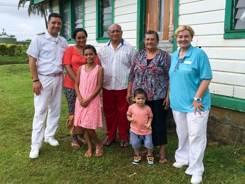 Gruppenfoto von Kapitän Froenenbroek, Kreuzfahrtdirektorin Manuela Bzdega und der Familie des Fischers Vai. – Bild: Bewegte Zeiten Filmproduktion GmbH/​BR/​Deborah Stöckle