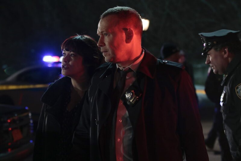Gangkrieg in einem Schnellrestaurant? Baez (Marisa Ramirez, l.) und Danny (Donnie Wahlberg, r.) treffen am Tatort ein. Zu spät … – Bild: CBS Broadcasting Inc. /​ Giovanni Rufino