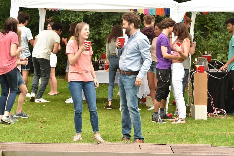 Abiturientin Marie (Paula Kroh, l.) versteht sich bestens mit Christian Ulmen (r.), denn sie haben eine vermeintliche Gemeinsamkeit … – Bild: maxdome/​ProSieben /​ André Kowalski