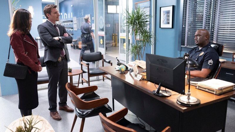 Detective Pearson (Daniel Bonjour, M.) und Dr. London (Danielle Campbell, l.) versuchen, Sergeant Grey (Richard T. Jones, r.) davon zu überzeugen, dass Tim aus tiefer Wut und Frust über seinen Rauswurf bei der Metro durchaus ein Motiv hatte, Mad Dog zu ermorden. – Bild: ZDF und Raymond Liu