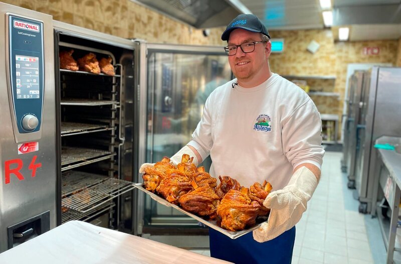 Küchenchef Anton Heilander mit Schweinshaxen. – Bild: BR/​Bewegte Zeiten Filmproduktion GmbH/​Luise Struve