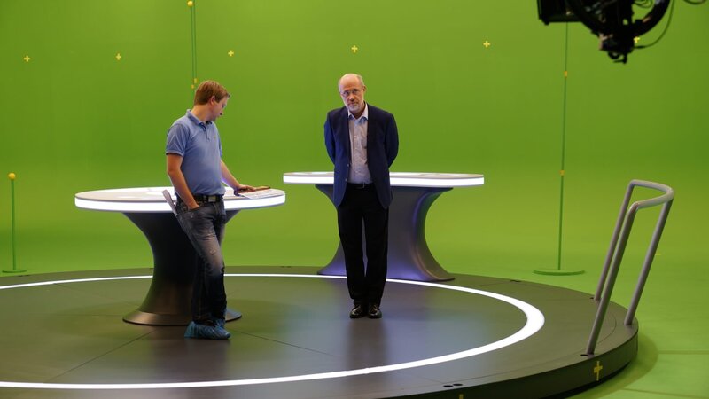 Die Vorbereitungen für die Reise mit einem virtuellen Raumschiff sind für Harald Lesch alles andere als verlockend: das Vermessen und Positionieren gelber Markierungen – und verlangt eine Menge Fantasie. – Bild: ZDF