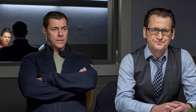 Finn Kiesewetter (Sven Martinek, l.) und Lars Englen (Ingo Naujoks, 2.v.l.) verhören die Ex-Frau des Toten, Britta Ehlers (Yvonne Ruprecht, r.). – Bild: NDR/​ARD/​Georges Pauly