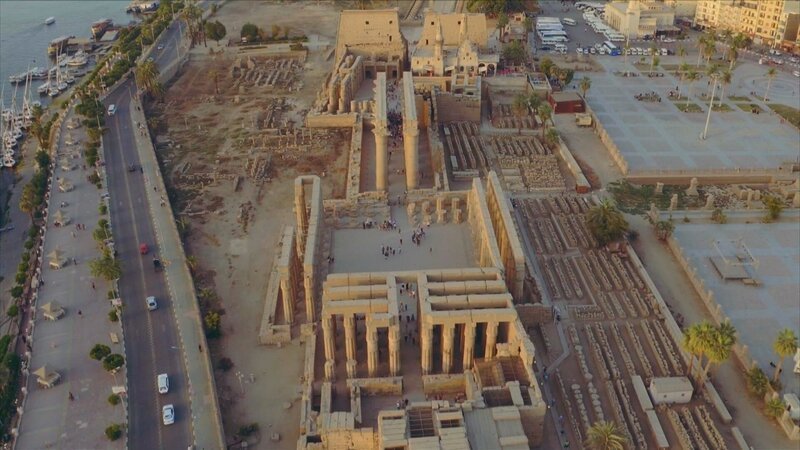 Der Luxor-Tempel am Ostufer des Nils wurde zum großen Teil von Ramses II. errichtet. – Bild: ZDF und Windfall Films