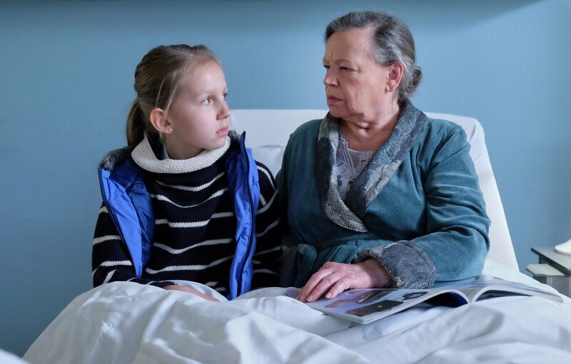 Hanna Globisch (Lana Sophie Böhm, links) besucht heimlich Marlies Böhmer (Ursula Werner). Hanna hat zu Hause ihre Mutter Kathrin Globisch belauscht und so herausgefunden, dass Marlies’ Sohn ihr Vater ist. Als Hanna das erzählt, kann Marlies das nicht glauben und will sofort mit Kathrin Globisch sprechen. – Bild: BR/​MDR/​Saxonia Media Filmproduktions GmbH/​Sebastian Kiss