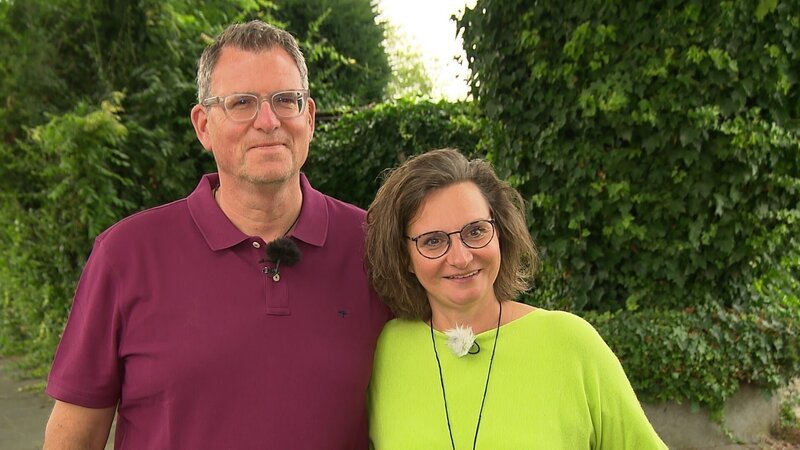 Michaela (r.) und Martin (l.) Heybeck haben ein gemütlichen Atriumgarten in Mönchengladbach. Doch die wenigen Gehölze und alten Beete aus Bahnschwellen versprühen wenig Gemütlichkeit. Die Heybecks hätten ihren Garten gerne moderner und bienenfreundlich. Das wollen sie jetzt selbst angehen, mit Konzepten der Gartenprofis Nico Sollazzo und Benjamin Balsam. – Bild: ZDF und Gunther Weber