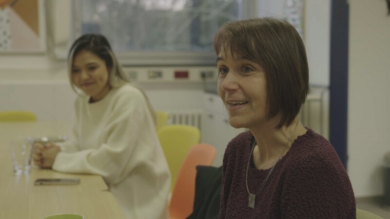 Jessica te Heesen (r.) leitet das Projekt JUMP der Diakonie in Düsseldorf. Geflüchtete Mädchen lernen dort, sich durchzusetzen – und die Einschränkungen ihrer männerdomierten Kultur abzuschütteln. – Bild: ZDF und Sina Diehl