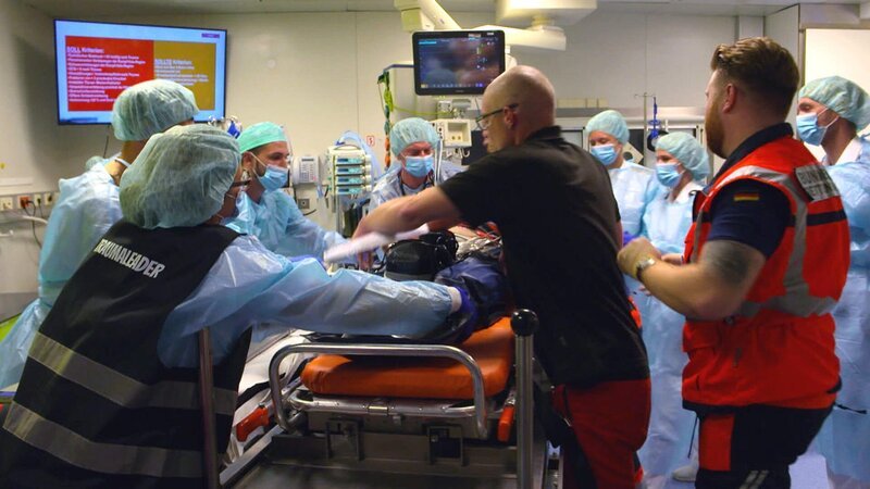 Im Bundeswehrkrankenhaus Koblenz wird ein Bauarbeiter eingeliefert, der aus acht Metern Höhe gestürzt ist. Die Sanitäter handeln schnell. – Bild: RTLZWEI