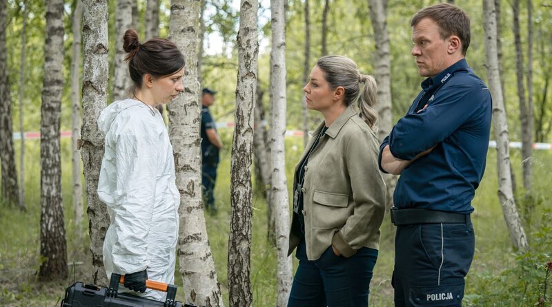 Noch am Tatort kommt es zwischen Dr. Viktoria Wex (Claudia Eisinger, li.) sowie Leon Pawlak (Sebastian Hülk, re.) und Zofia Kowalska (Karolina Lodyga, Mitte) zu dienstlichen Verwerfungen. – Bild: ARD Degeto Film/​Odeon Fiction GmbH/​Karolina Grabowska