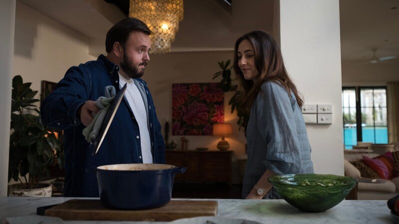 Max (John Bradley) und seine Schwägerin Tori (Claire Lovering) kommen sich immer näher. – Bild: ZDF und Daniel Asher Smith