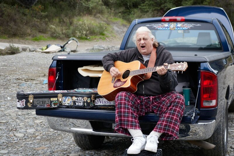 Ein Mann spielt die Gitarre und singt – Bild: OTF /​ Crime + Investigation /​ OTF