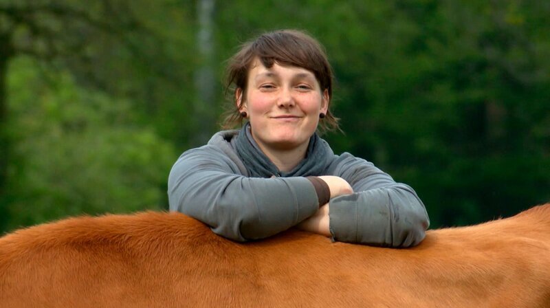 Ve Anissa Spindler wollte immer schon Bäuerin werden. Obwohl ihre Eltern nichts mit Landwirtschaft zu tun hatten. Jetzt ist sie stolze Besitzerin eines Demeter-Hofes bei Parchim. – Bild: NDR