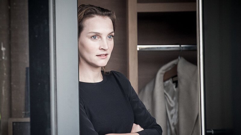 Nicole Jenninger (Jana Klinge) ist Mutter einer kleinen Tochter und erfährt Erstaunliches von Martin Gruber. – Bild: ZDF und Stefanie Leo