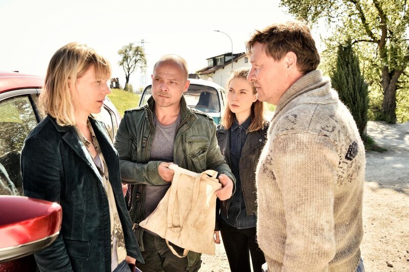 Lisa Weidinger (Bernadette Heerwagen) scheint den Ermittlern Micha Oberländer (Matthias Koeberlin) und Hannah Zeiler (Nora Waldstätten) wichtige Informationen vorzuenthalten. Auch Meinhardt Hager (Harald Windisch) ist misstrauisch und rastet aus, als Lisa plötzlich bei ihm zuhause auftaucht. – Bild: Rowboat Film und Fernsehproduktion