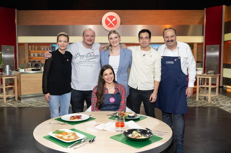 Von links: Mona Hemme-Stromeyer, André Bloeute, Jurorin Sally Özcan, Sarah Gellesch, Chau Duc Doan und Johann Lafer. – Bild: ZDF und Markus Hertrich