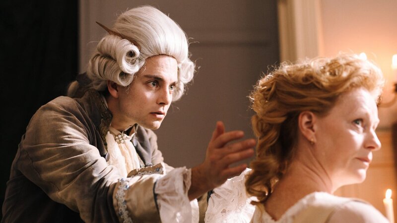 Die Chance, eine Adlige (Liene Beinerovica, r.) am Hof von Versailles zu frisieren, gibt Léonard Minet (Max Hegewald, l.) die Möglichkeit, sich einen Namen als Damenfriseur zu machen. – Bild: ZDF und Raimonds Birkenfelds