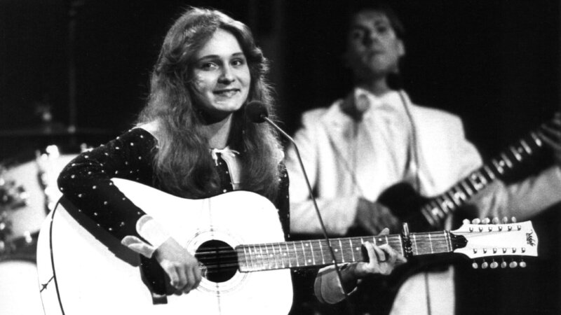 Die politische Stimmung im Kalten Krieg kommt auch im deutschen Schlager zum Ausdruck: 1982 holt die 17jährige Nicole beim „Grand Prix d’ Eurovision“ mit „Ein bisschen Frieden“ den ersten Platz für Deutschland. – Bild: ZDF und dpa/​lehtikuva