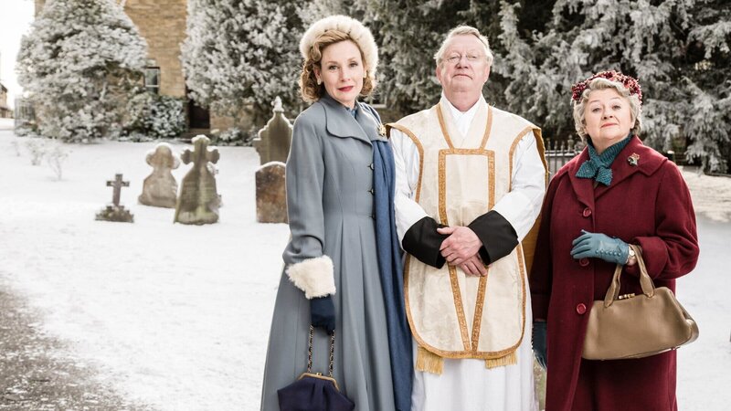 Auch während der Weihnachtszeit müssen Lady Felicia (Nancy Carroll, l.), Father Brown (Mark Williams, m.) und Mrs. McCarthy (Sorcha Cusack, l.) Detektive spielen, denn ein Kind ist verschwunden. – Bild: ZDF und Gary Moyes