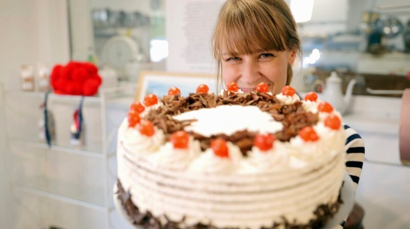 Nina Heins darf ihre eigene Schwarzwälder-Kirschtorte backen. – Bild: HR