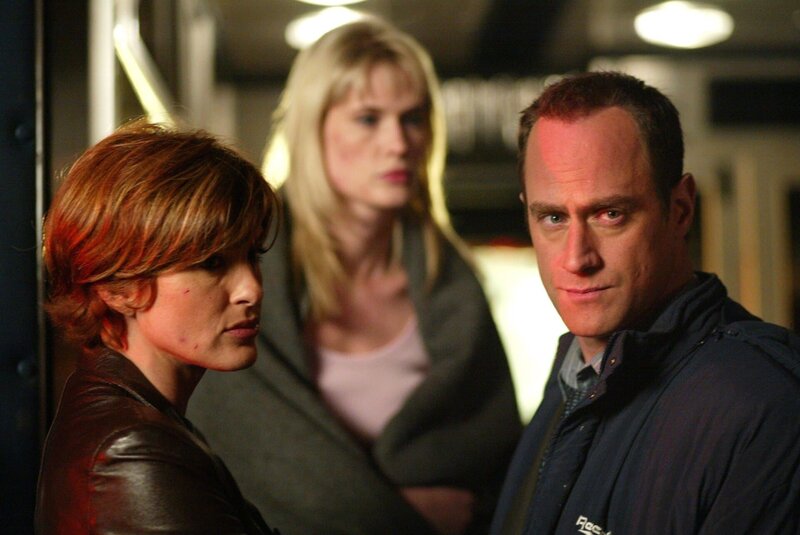 Detective Olivia Benson (Mariska Hargitay, l.), Staatsanwältin Alexandra Cabot (Stephanie March) und Detective Elliot Stabler (Christopher Meloni) wollen den Mord an einer Ermittlerin der Bundesdrogenfahndung aufklären. – Bild: RTL NITRO