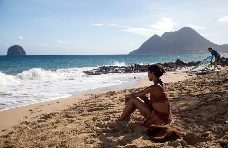 Für Mélissa Sainte-Rose (Sonia Rolland) beginnt ein neuer Lebensabschnitt. Sie ist mir ihren beiden Kindern wieder in ihre alte Heimat Martinique gezogen, um dort als Kriminalbeamtin zu arbeiten. – Bild: ZDF und ©Matthieu Guitteaud/​ FTV.