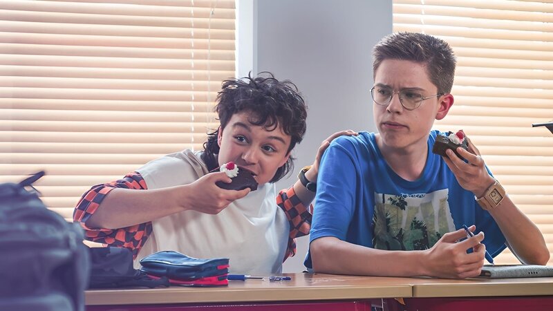 Trotz Kuchen im Unterricht ist Joshua (Georg Trappe, rechts) maximal genervt von Tahmina (Janisa Glasow, links). – Bild: mdr/​Saxonia Media/​Thomas Dietze