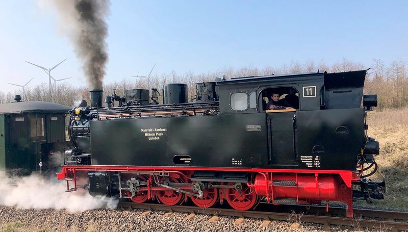 Dampflok 11 der Mansfelder Bergwerksbahn ist nach der langwierigen Hauptuntersuchung seit April 2021 wieder im Einsatz. – Bild: SWR