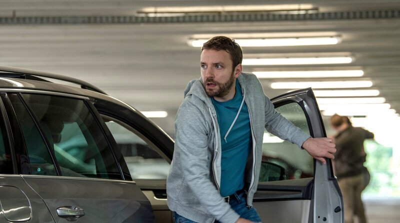Gregor (Jonas Minthe) versucht, ein Unglück zu verhindern. – Bild: ARD/​Thorsten Jander