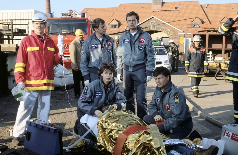 Die Rettungsflieger „Vier Freunde im Einsatz (1)“. Im Bild: Notärztin Maren (vorne li.: Gerit Kling), Bordmechaniker Max (hinten li.: Frank Stieren), Pilot Alex (hinten re.: Matthias Leja) und Sanitäter Thomas (vorne re.: Ulrich Bähnk). – Bild: port.hu