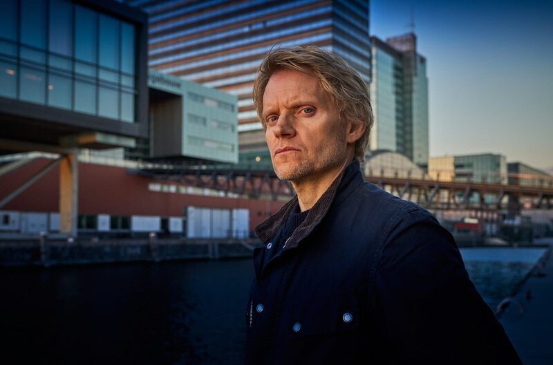 Kommissar Van der Valk (Marc Warren) ermittelt in Amsterdam. – Bild: ARD Degeto/​Company Pictures/​NL Films/​All3Media international