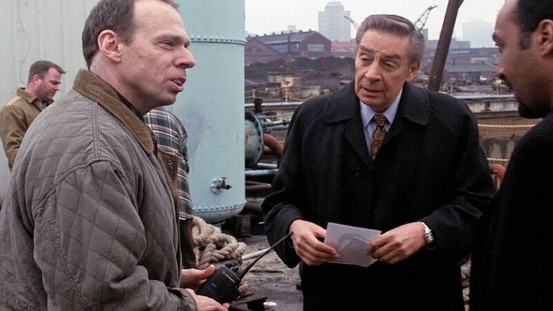 V.l.: Daniel Tenofskie (Henry Stolow), Detective Lennie Briscoe (Jerry Orbach) und Detective Ed Green (Jesse L. Martin). Die Verwendung des sendungsbezogenen Materials ist nur mit dem Hinweis und Verlinkung auf RTL+ gestattet. – Bild: RTL Deutschland