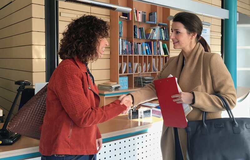 Als Dr. Maria Weber am Morgen ihren Dienst beginnen will, wird sie schon erwartet. Linda Schneider, eine überaus kommunikative und energiegeladene Frau, stellt sich als die Mutter von Miriam Schneider vor, die nun, wo die Kinder alle aus dem Haus sind, ein wenig um sich selbst kümmern kann. – Bild: MDR/​Saxonia Media/​Kiss