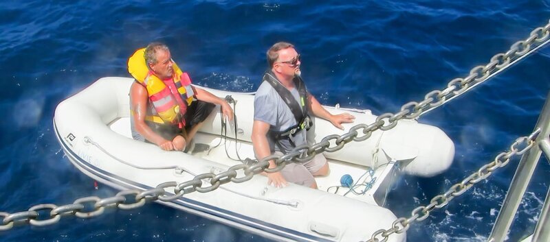 Martin Lepage und sein Mitsegler retten sich vom brennenden Segelboot in ihr Beiboot. – Bild: ZDF