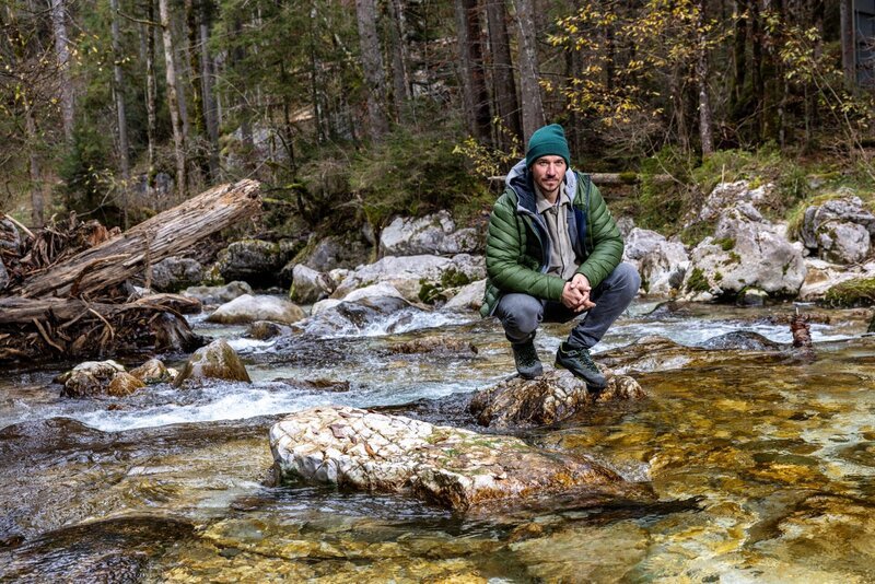 Felix Neureuther in der Ramsau (Berchtesgaden) bei Dreharbeiten rund um die Ramsauer Ache. – Bild: BR/​Valerio Agolino